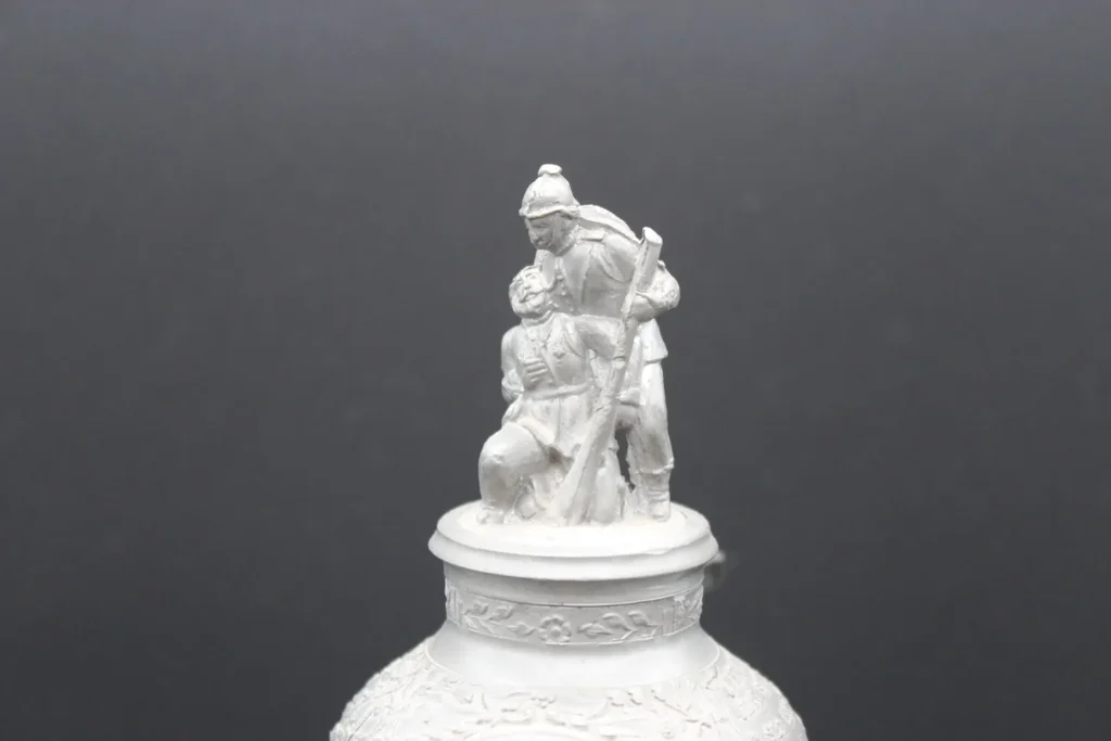 Versierde deksel Reservistenkrug Gerhard Eschmann.