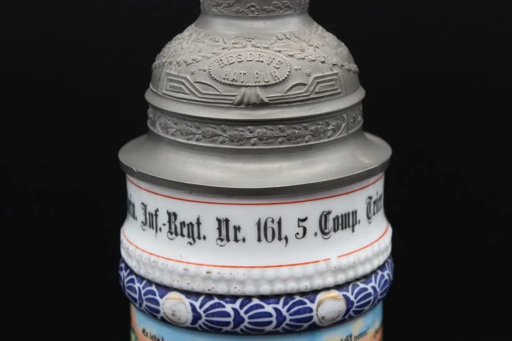 Close-up deksel Reservistenkrug Gerhard Eschmann.