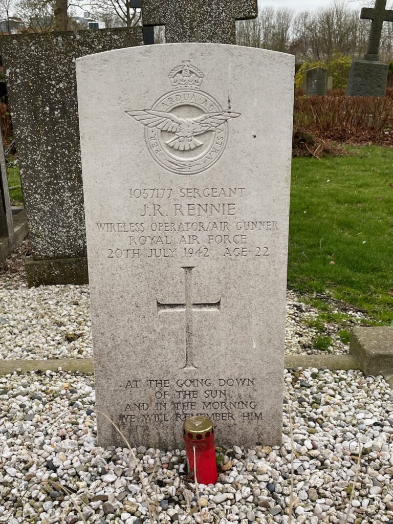 Grafsteen J.R. Rennie.