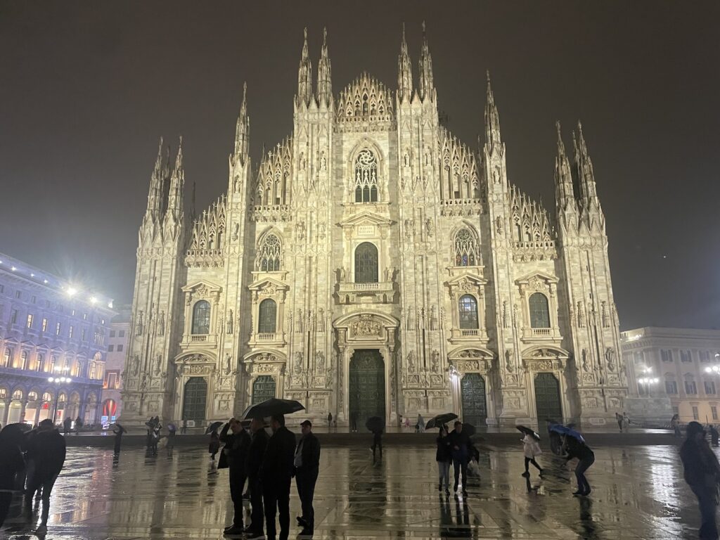 De Duomo Milano is 's avonds mooi verlicht.