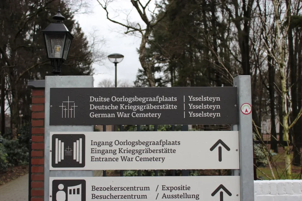 Toegangsbord Duitse militaire begraafplaats Ysselsteyn.