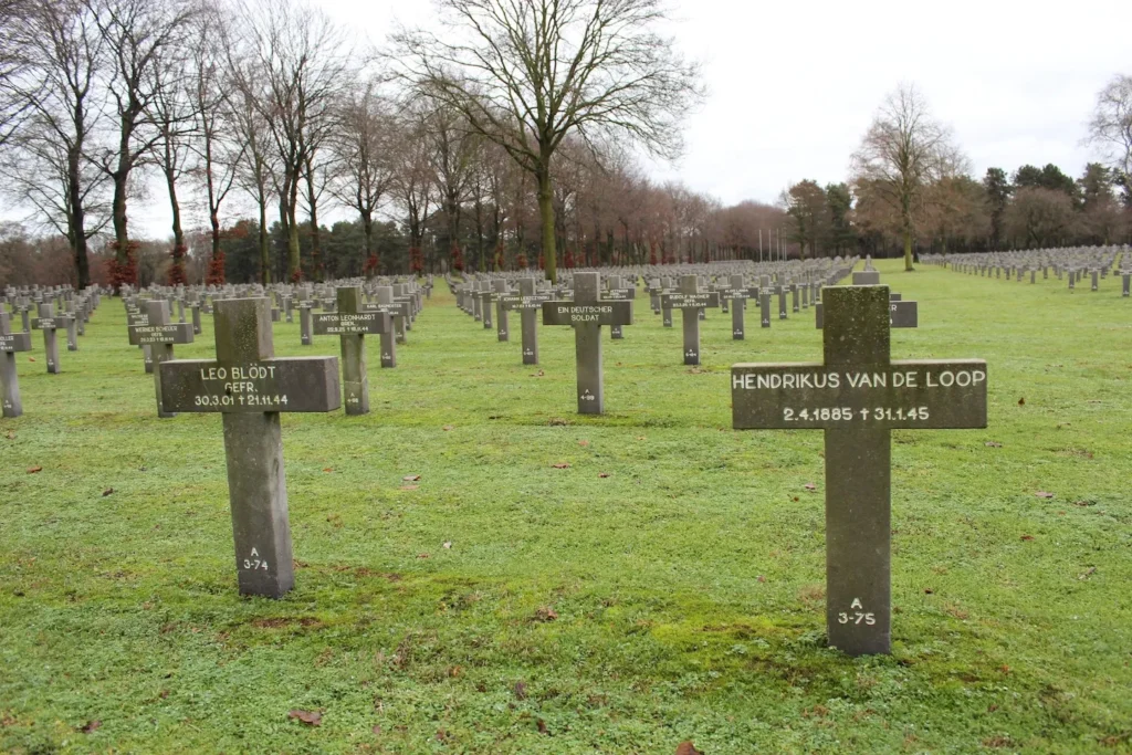 Grafsteen Leo Blödt en Hendrikus van de Loop.
