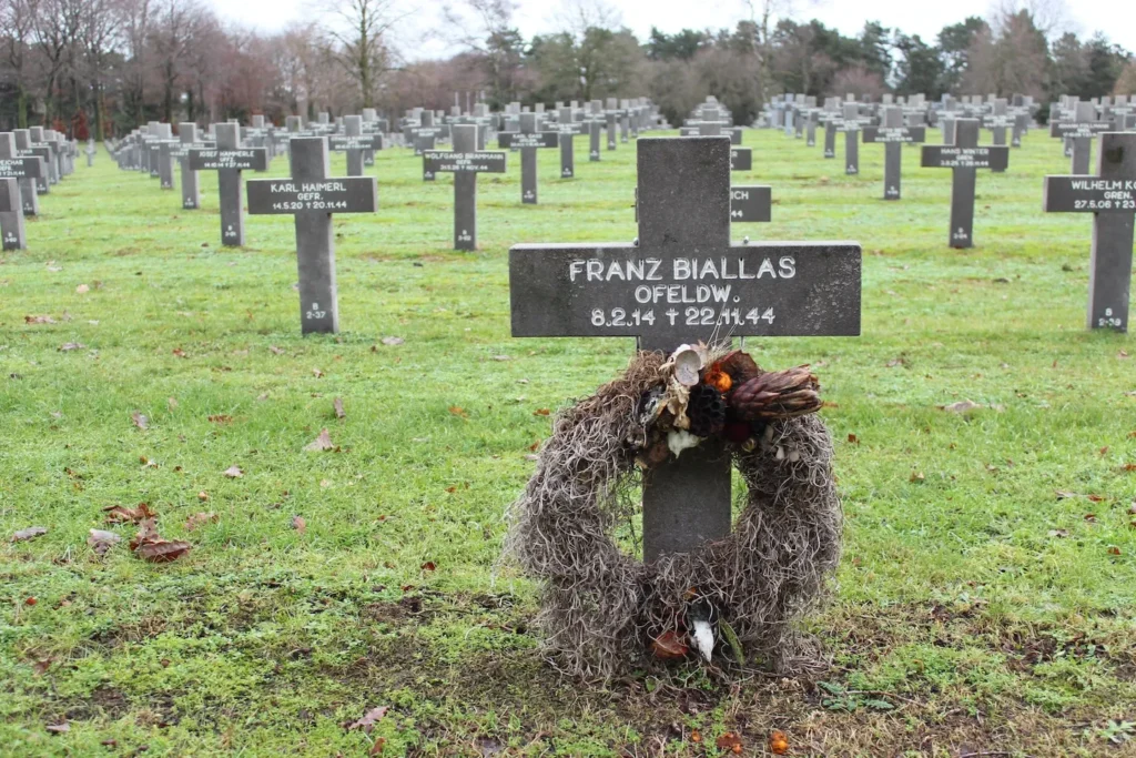 Grafsteen Franz Biallas met bloemstuk.