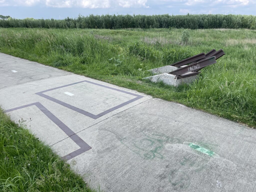 Fietspad doorkruist de tankversperring bij Bunschoten-Spakenburg.