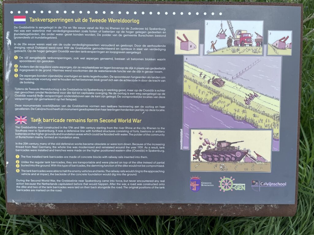 Informatiebord bij de tankversperring bij Bunschoten-Spakenburg