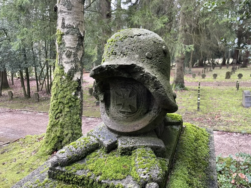 Monument met Duitse Stahlhelm.