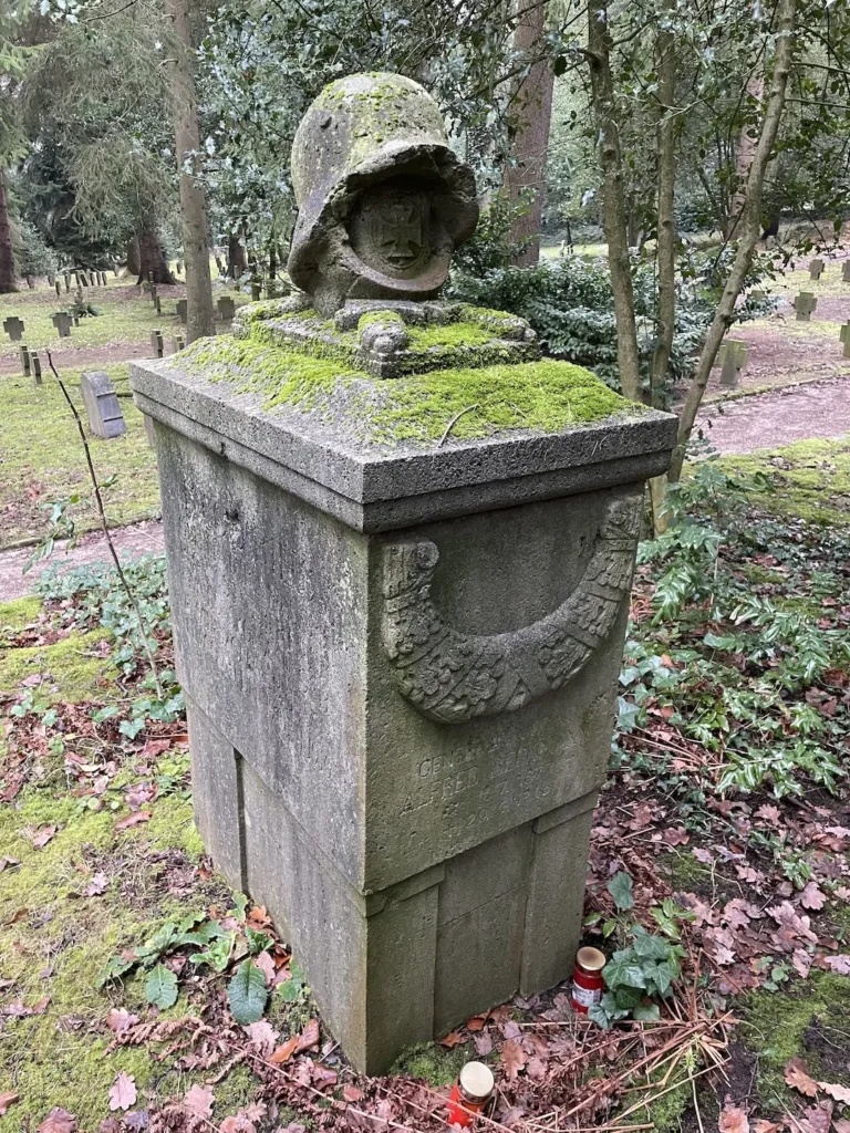 Monument met Duitse Stahlhelm.