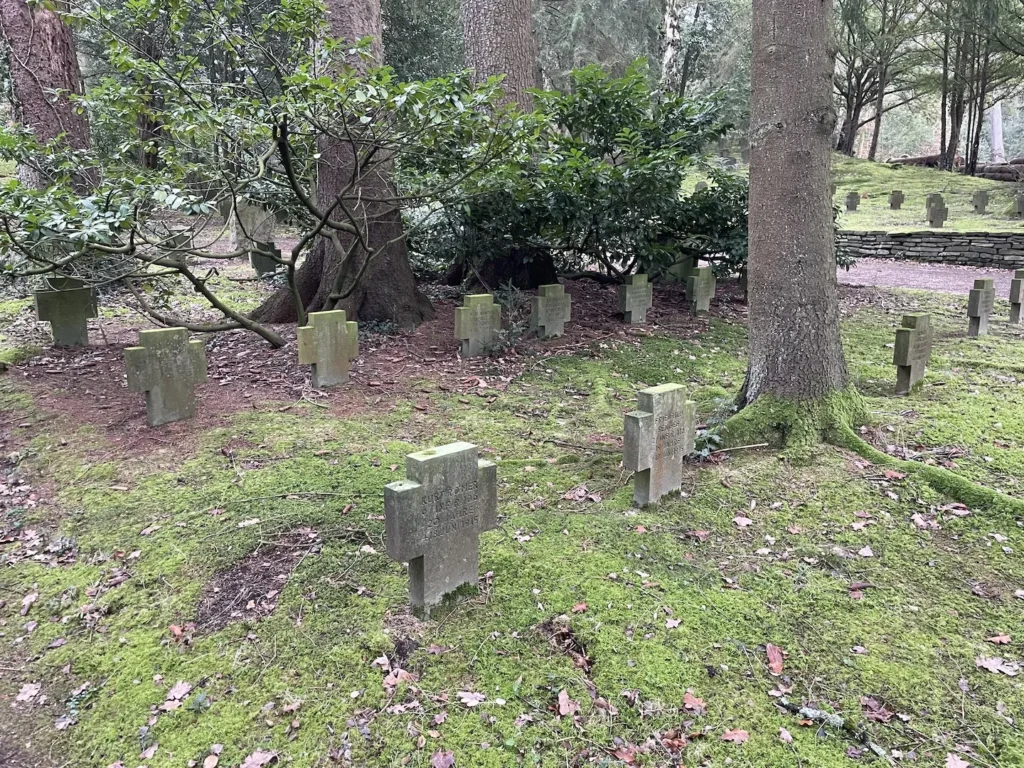 Graven van soldaten tussen de bomen.