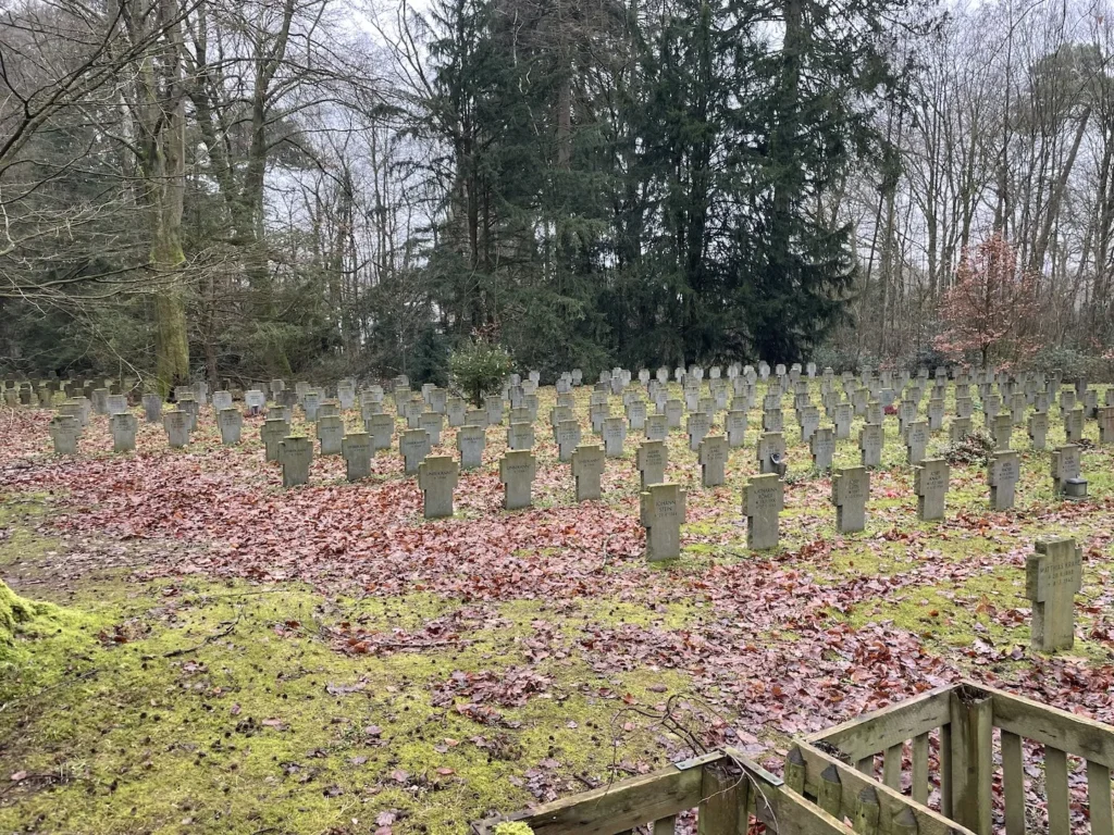 Veld met graven van Duitse soldaten.